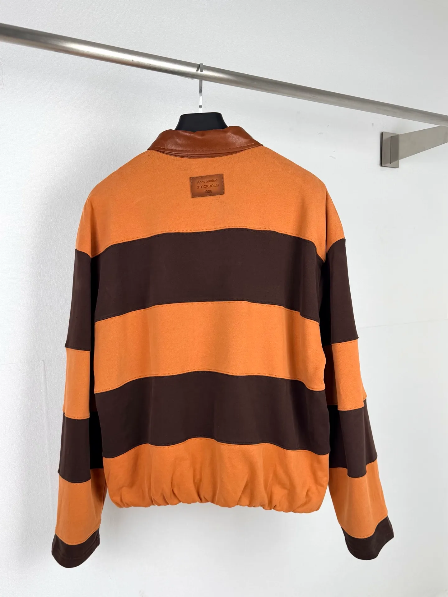 Acne Studios 26SSRetro leather lapel contrast striped sweatshirt purchased and developed by Authentic 5469, custom dyed double-ply terry sweatshirt material, exquisite technical leather, template embroidery, fabric wash, customized 1:1 leather tag, customized 1:1 buttons, customized 1:1 trademark, loose fit Size: S M L XL